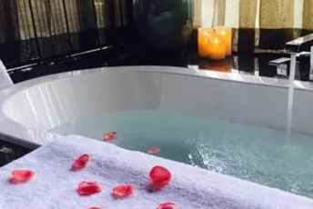 武汉武昌区水疗池中的失重冥想：当身体学会漂浮